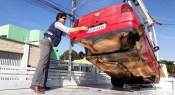 Seplanh inicia ação para remover carcaças de veículos das ruas de Goiânia